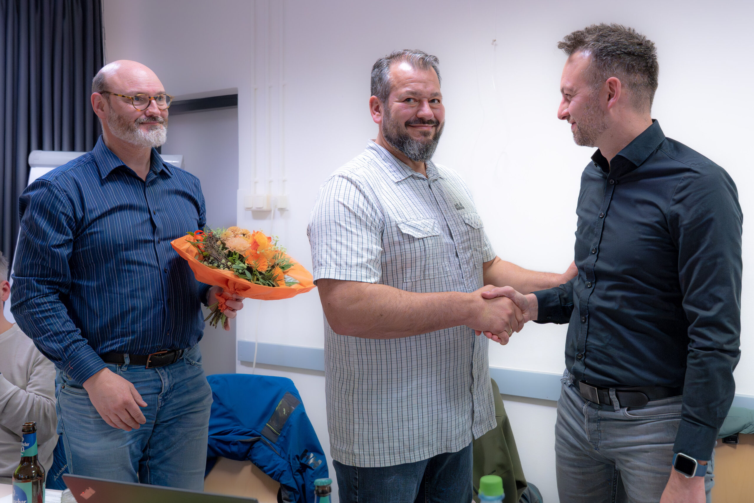 Vorsitzender Lars-Peter Krusch (Mitte) bedankt sich auf der Jahreshauptversammlung des TV Blomberg beim ausgeschiedenen Schatzmeister Tim Geise (r.) und erhält dabei Unterstützung vom 2. Vorsitzenden Joachim Ridder.